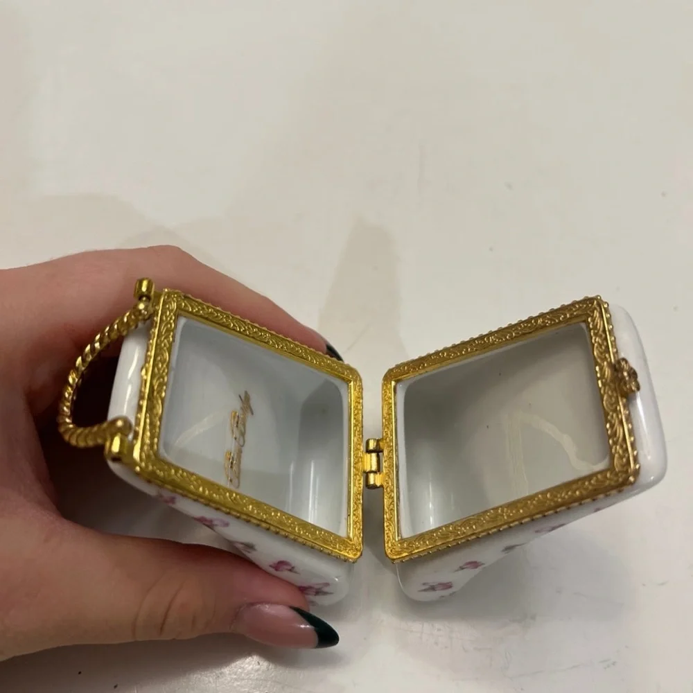 Beautiful Porcelain Ben Bridge Ribbons Flower Trinkets Purse Box